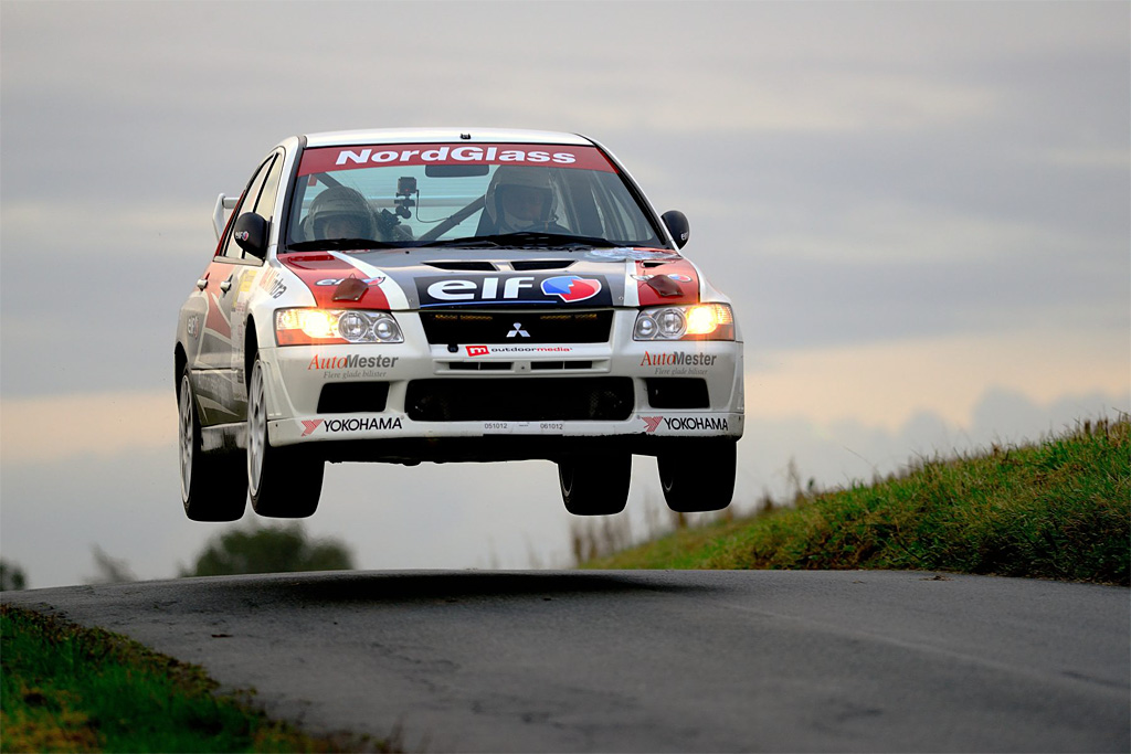 Steen Andersen og Iben Louring er i mere end én forstsand flyvende for tiden. I weekenden fik de endnu et topresultat med deres Mitsubishi Lancer
(Foto: Michael Eisenberg)